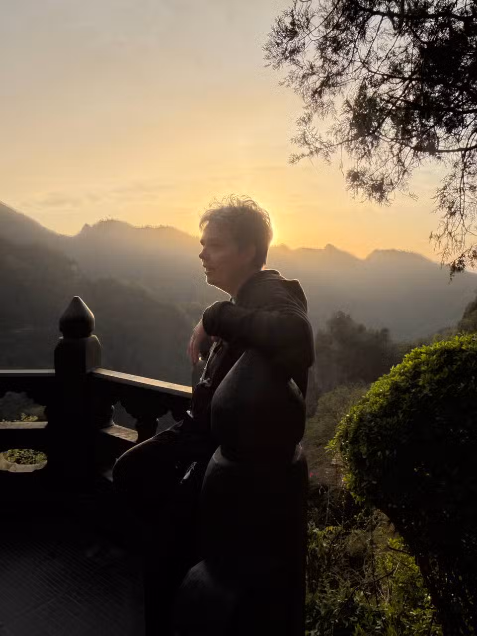 Cécile, fondatrice de CecileWeb, contemplant un coucher de soleil en montagne