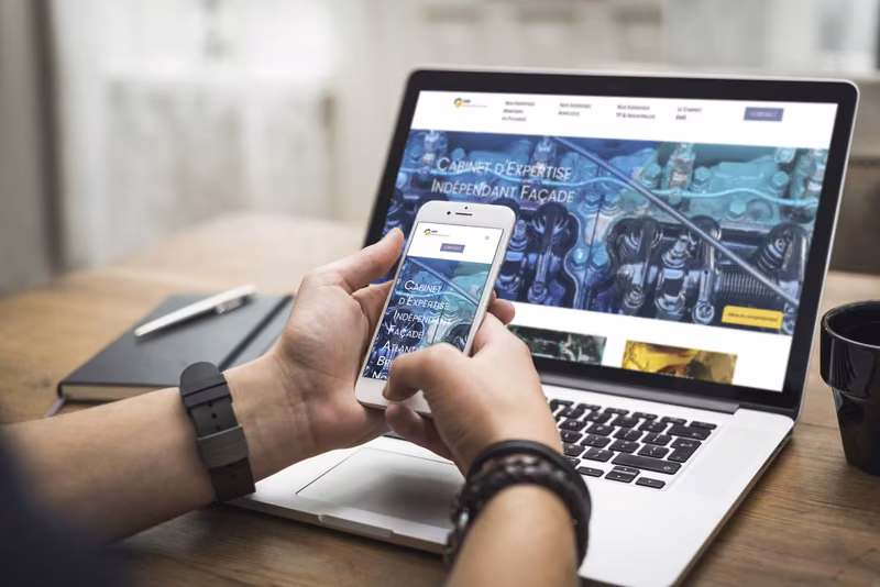 Site internet réalisé pour un cabinet d'expertise en moteurs agricoles, maritimes et fluviaux, affiché sur ordinateur portable et smartphone, exemple de réalisation à Vannes